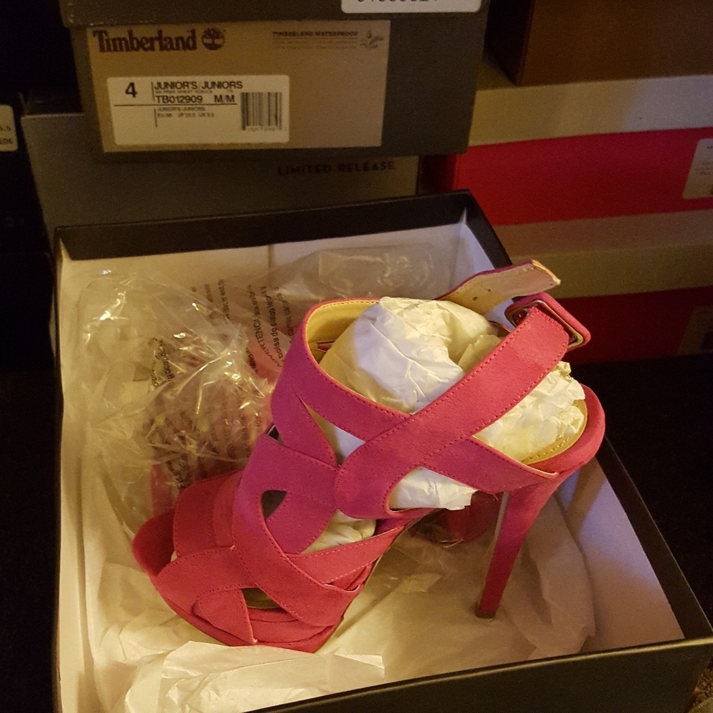 Size 7 Fuchsia pumps brand new